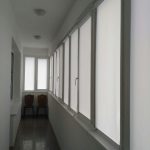 Белые шторы на окнах узкого балкона