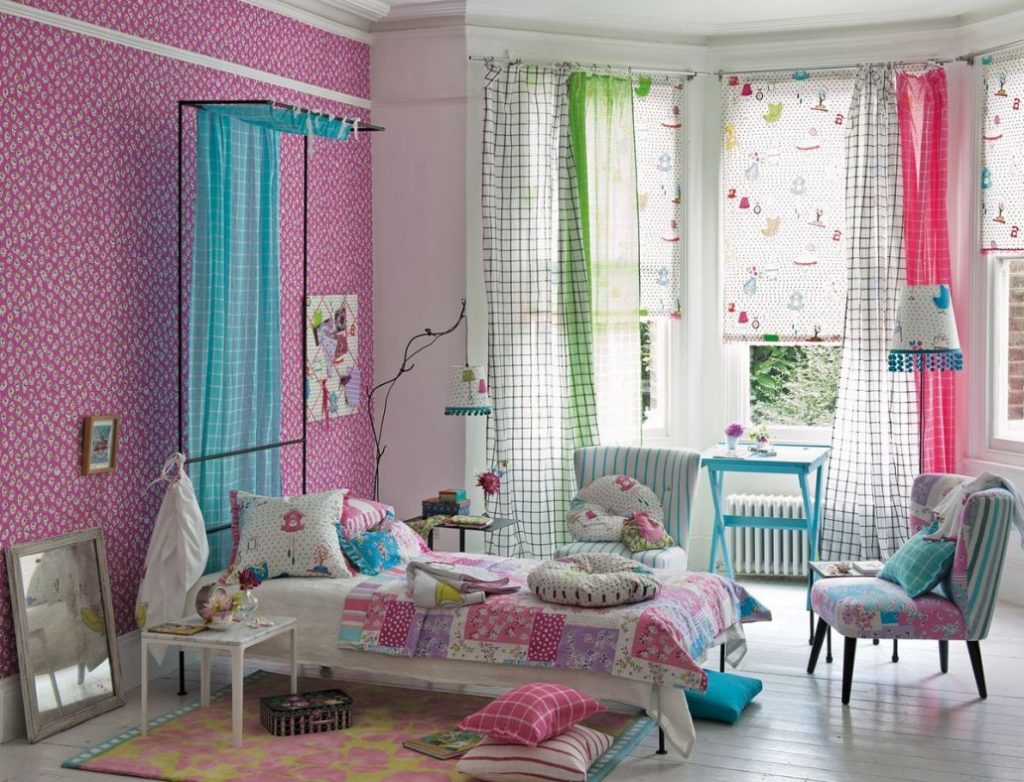 Интерьер детской комнаты с рулонными шторами