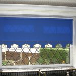 Синяя рулонная штора на кухонном окне