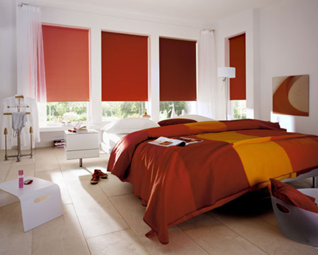 Интерьер спальни с рулонными шторами открытого типа