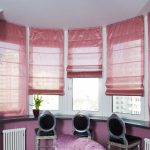 Розовые римские шторы для полукруглого окна