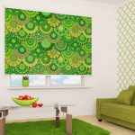 Дизайн комнаты с рулонной шторой зеленого оттенка