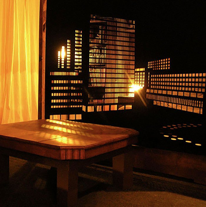 Деревянный стол возле окна со шторой блэкаут с перфорацией