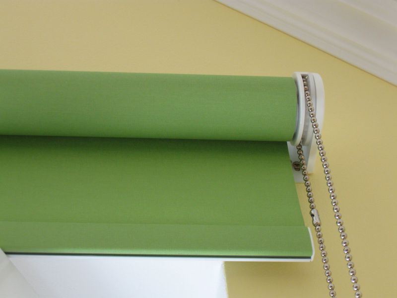 Зеленая рулонная штора с цепочным механизмом
