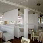 Рулонные шторы можно вписать в интерьер ресторана и испольовать как разделитель
