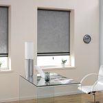 Рулонные шторы серого цвета хорошо вписываются в интерьер кабинета