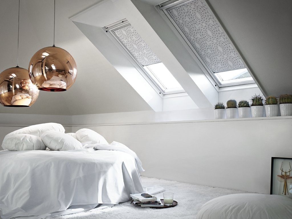 Белая спальня в стиле минимализма с мансардными окнами