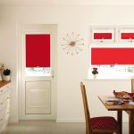 Красные шторы в интерьере кухни