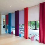 Декорирование большого окна разноцветными шторами