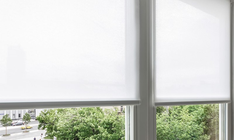 Белое полотно рулонной шторы из хлопка