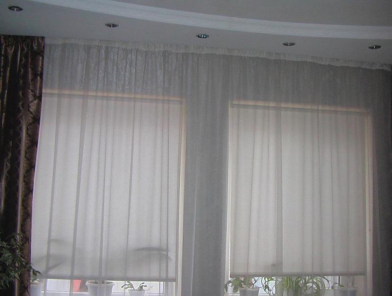 Полупрозрачные тканевые роллеты Икеа на окне гостиной
