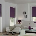 Фиолетовые шторы в белой гостиной