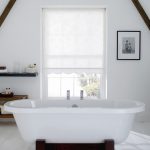 Рулонная штора в интерьере ванной