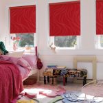 Бардовые шторы рулонного типа в светлой спальне