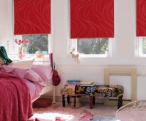 Бардовые шторы рулонного типа в светлой спальне