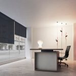Дизайн гостиной в стиле минимализма с роллетами на окнах
