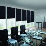Черные шторы блэкаут в переговорной комнате крупной компании