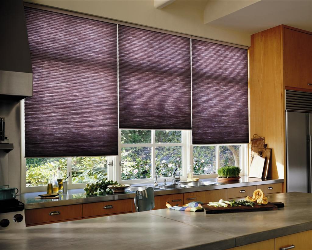 Кухонное окно с полупрозрачными рулонными шторами