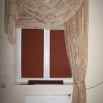 Оформление кухонного окна рулонными мини шторами