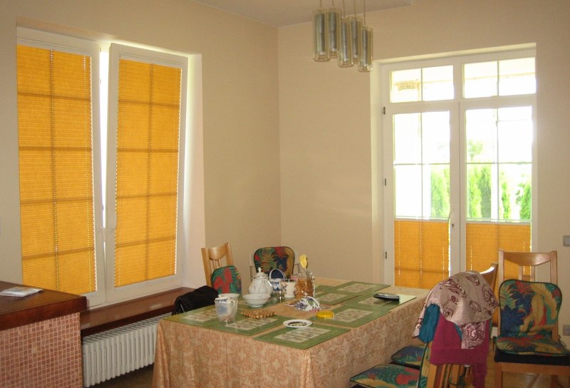 Желтые рулонные шторы Roltech на окнах кухни