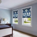 Сине-белые римские шторы для спальни с тремя окнами
