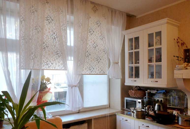 Рулонные шторы с тюлем на кухонном окне