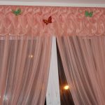 Воздушный ламбрекен, украшенный бабочками