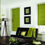 Яркие зеленые римские шторы в тон другим декоративным элементам