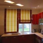 Желто-красные классические шторы для кухни