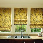 Золотистые римские шторы с цветочным рисунком для кухонного окна