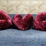 Бархатные подушки в форме сердца, украшенные бусинами