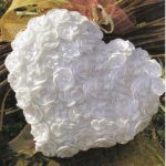 Белая вязанная подушка-сердце с цветочками