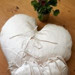 Белоснежная подушка-сердце с завязками