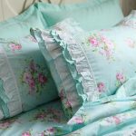 Бирюзовый цвет ткани с нежными розами - отличный вариант для спальни прованс