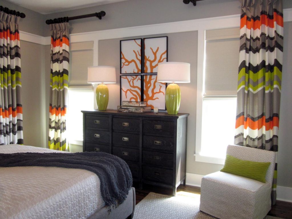 Небольшая спальня с яркими полосатыми шторами
