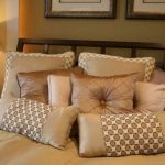 Декоративные подушки на кровать из материалов трех видов в разной комбинации