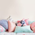 Декоративные подушки разнообразят интерьер одноцветной комнаты