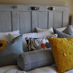 Декоративные подушки с аппликациями в интерьере спальни