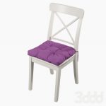 Фиолетовая подушка-сидушка на белом стуле