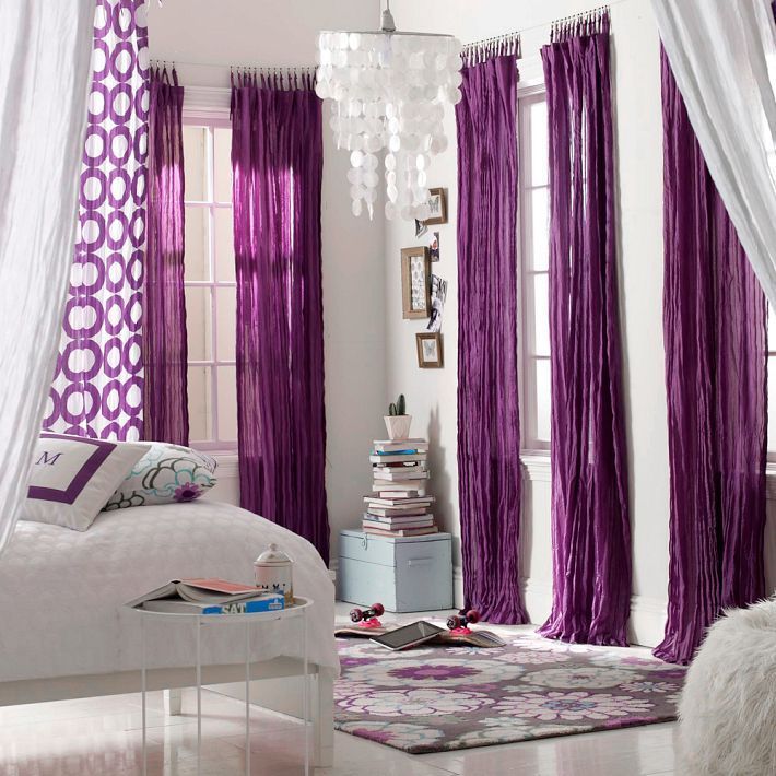 Фиолетовые гардины в интерьере белой спальни