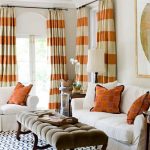 Оранжевые подушки на белом диване