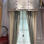 Полосатые шторы с ламбрекеном в гостиной