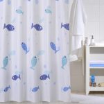 Рыбки на тканевой занавеске в ванной