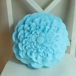Голубая подушка-цветок