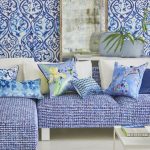 Голубые диванные подушки разных размеров и форм и из разных материалов