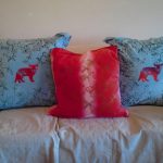 Голубые подушки с красными котятами и красной подушкой в середине