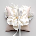 Искусственные цветочки для декора подушки с кольцами