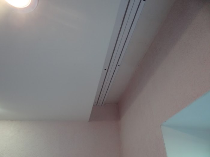 Пластиковый карниз в нише потолка