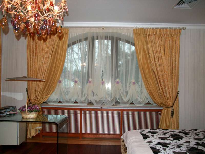 Короткие шторы из тюля в гостиной