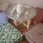 Квадратные подушки на полу для комфортного чаепития